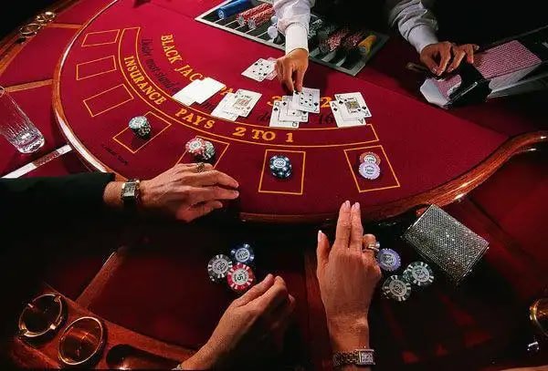 Perbandingan antarmuka aplikasi native dan browser arenabet